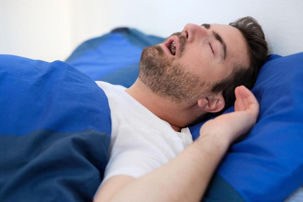 خوابیدن با دهان باز علت خشکی دهان