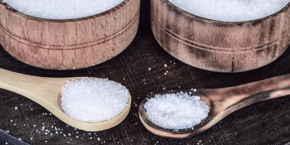 اسکراب شکر و نمک برای درمان جوش سر سیاه